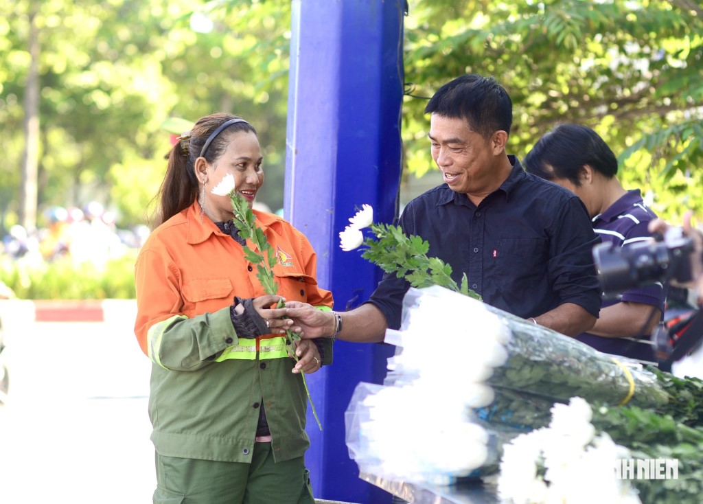 731-hai-cot-liet-si-duoc-tro-ve-noi-an-nghi-hanh-trinh-tri-an_nguoiphattu_com0 a (3).jpg